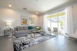 TV, DVD-spiller, stereoanlegg og kontorer