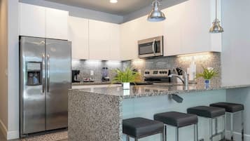 Kylskåp, mikrovågsugn, ugn och spishäll