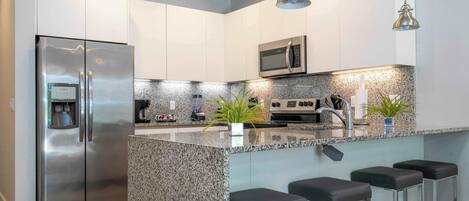 Jääkaappi, mikroaaltouuni, uuni, liesi