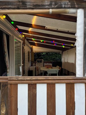 Outdoor dining - L'Echappée Belle by Sandra and Nico, comfortable mobile home in Camargue in 4 *.   (Gallargues-le-Montueux)