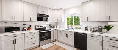 Kühlschrank, Mikrowelle, Ofen, Herdplatte