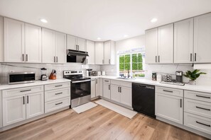 Kylskåp, mikrovågsugn, ugn och spishäll