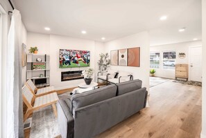 Tv, eldstad och kontor