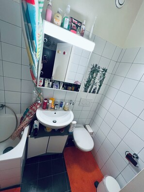 Séchoir à cheveux, bidet, serviettes fournies, savon