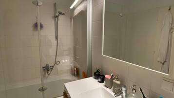 Apartment | Badezimmer | Dusche, Handtücher