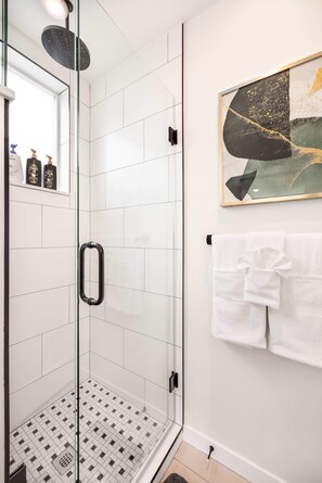 Shower, hair dryer, towels - Quiet Eastlake Studio - Covered Parking. Near SLU/UW (Seattle)