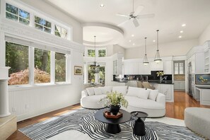 Una televisión, una oficina