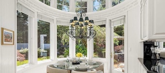 Medina Elegant 5BR Mansion|Lake Park & Bellevue DT