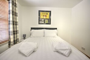 1 habitación, escritorio, tabla de planchar con plancha y wifi 