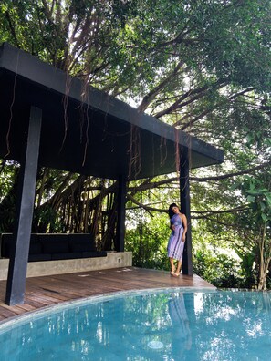 Una piscina al aire libre