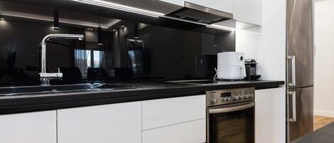 Fridge, oven, stovetop, coffee/tea maker