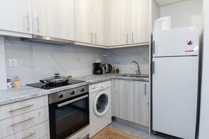 Refrigerador, horno, parrilla de estufa y cafetera y tetera 