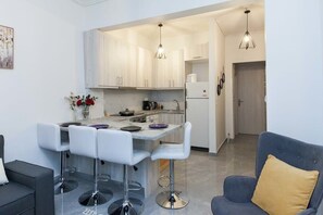 Refrigerador, horno, parrilla de estufa y cafetera y tetera 