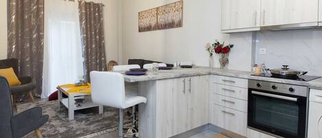 Fridge, oven, stovetop, coffee/tea maker