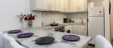 Refrigerador, horno, parrilla de estufa y cafetera y tetera