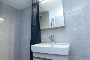 Shower, hair dryer, towels, shampoo