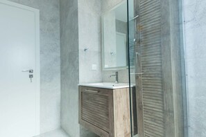 Dusche, Haartrockner, Handtücher, Shampoo