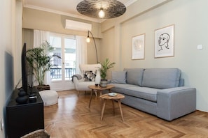 TV - Charming 2BD Getaway in Pagrati with Balcony (Athina)