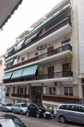 Exterior - Charming 2BD Getaway in Pagrati with Balcony (Athina)