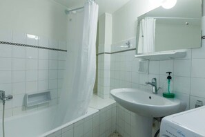 Dusche, Haartrockner, Handtücher, Shampoo