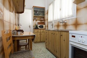 Kylskåp, mikrovågsugn, ugn och spishäll