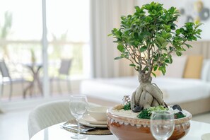 Classic Studio, Balcony, Park View | Dining room