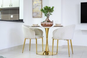 Dining room - Marco Polo - Spacious Studio Lush View (Dubai)