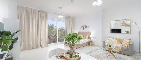 Studio phong cách cổ điển, ban công, quang cảnh công viên | Bàn, bàn ủi/dụng cụ ủi quần áo, truy cập Internet không dây miễn phí