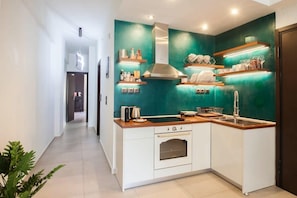 Fridge, oven, stovetop, coffee/tea maker - Elegant Flat Steps from Monastiraki (Athens)