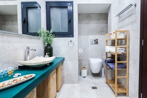 Dusche, Haartrockner, Handtücher, Shampoo