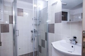 Shower, towels, shampoo