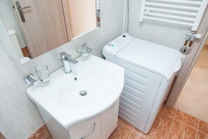 淋浴设施、吹风机、毛巾、卫生纸
