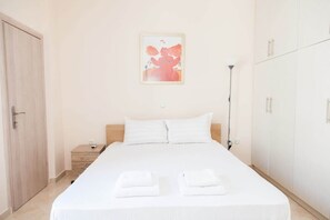 2 bedrooms, desk, iron/ironing board, WiFi - Great Apartment in Piraeus (Athens)