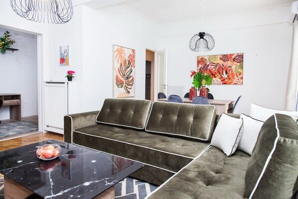 TV - Sophisticated Apt in Charming Kifisia (Athens)