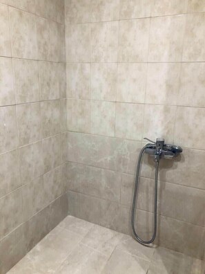 Douche, serviettes fournies, shampoing