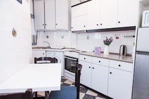 Kühlschrank, Ofen, Herdplatte, Wasserkocher mit Kaffee-/Teezubehör