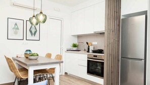 Fridge, oven, stovetop, coffee/tea maker