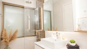 Dusche, Haartrockner, Handtücher, Shampoo