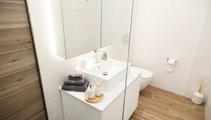 Shower, hair dryer, towels - Comfortable 2 Bd Apt near Sintagma Square (Athens)