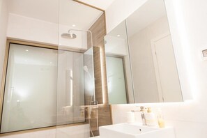 Dusche, Haartrockner, Handtücher