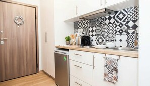 Fridge, microwave, coffee/tea maker, cookware/dishes/utensils - Contemporary and chic apartment in Central Athens (Athens)