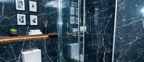 Dusche, Haartrockner, Shampoo