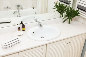 Een douche, handdoeken, shampoo