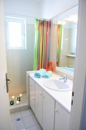 Shower, hair dryer, towels, shampoo - Top floor 3bed 2bath with stunning 360 view (Athens)