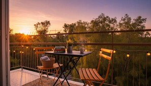 Outdoor dining - Fully renovated modern beauty in Central Athens (Athens)