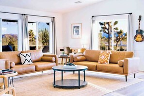 Televisión, chimenea y oficina