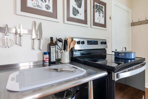 Kylskåp, mikrovågsugn, ugn och spishäll