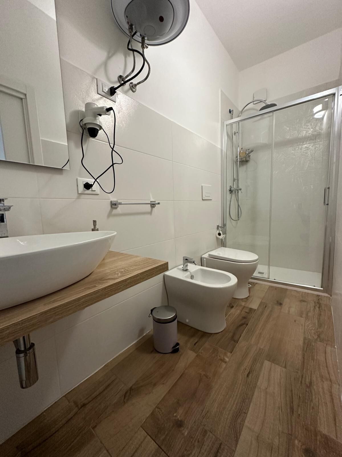 Sèche-cheveux, bidet, serviettes fournies, savon