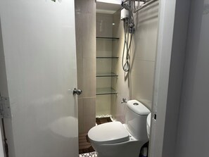 Een douche, een haardroger, een bidet, handdoeken