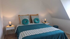 4 habitaciones, escritorio y tabla de planchar con plancha 